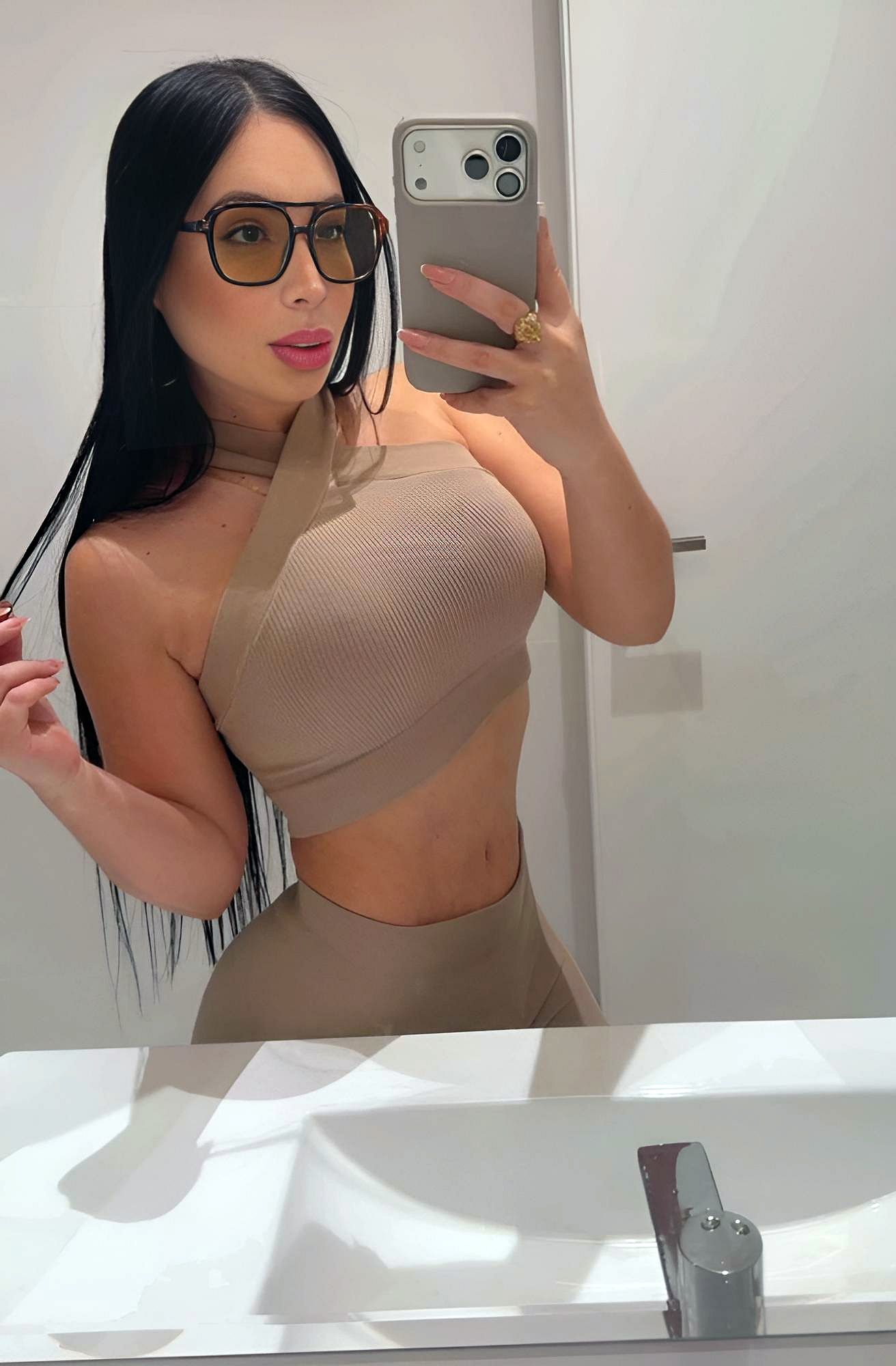 Samantha-Aruba-Heaven-Escort-Model